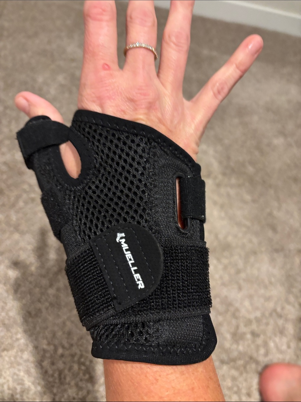 Mueller Black Breathable Wrist Support Glove - Adjustable Compression
